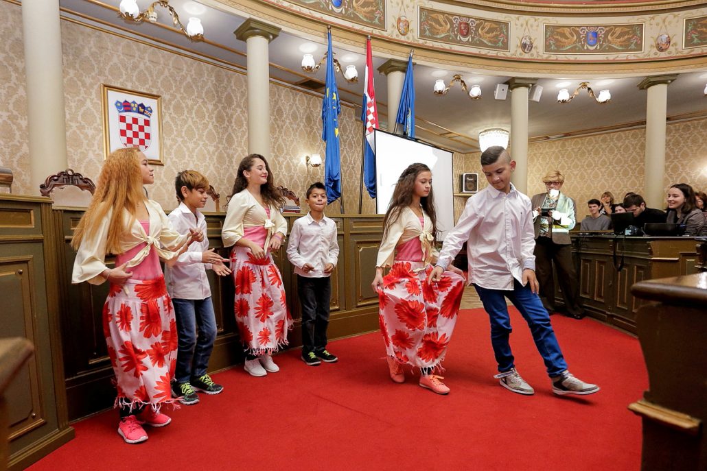 Romska plesna skupina // Foto: Društvo naša djeca